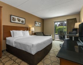 Day use room with natural light at Comfort Inn Sherbrooke.