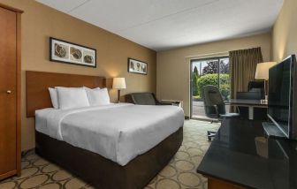 Day use room with natural light at Comfort Inn Sherbrooke.