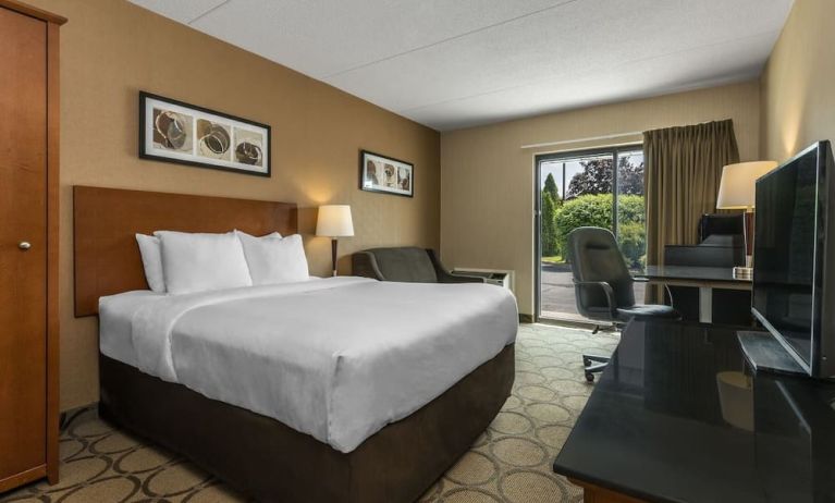 Day use room with natural light at Comfort Inn Sherbrooke.