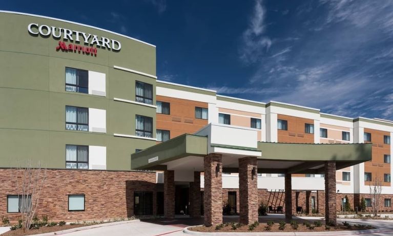 Hotel exterior at Courtyard By Marriott Houston North/ Shenandoah.