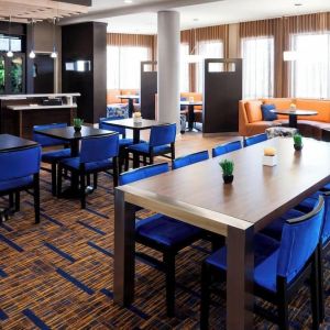 Dining room at Courtyard By Marriott Houston North/ Shenandoah.