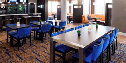 Dining room at Courtyard By Marriott Houston North/ Shenandoah.