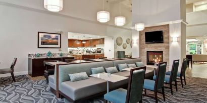 Dining area at Homewood Suites By Hilton Newark-Cranford.