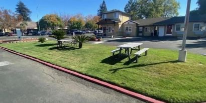 Outdoor garden seating at North Bay Inn.