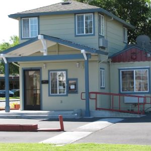 Hotel exterior and parking at North Bay Inn.