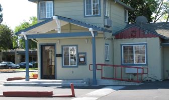 Hotel exterior and parking at North Bay Inn.