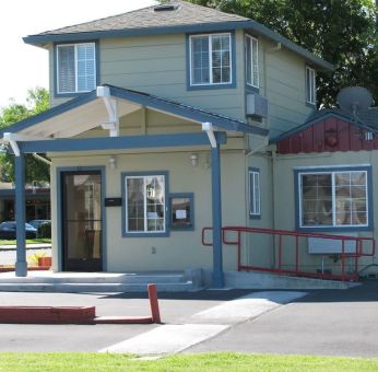 Hotel exterior and parking at North Bay Inn.