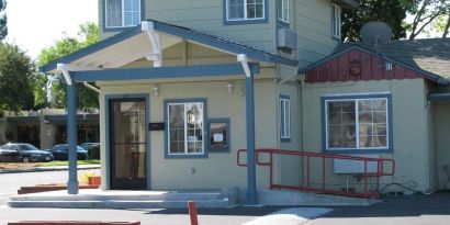 Hotel exterior and parking at North Bay Inn.