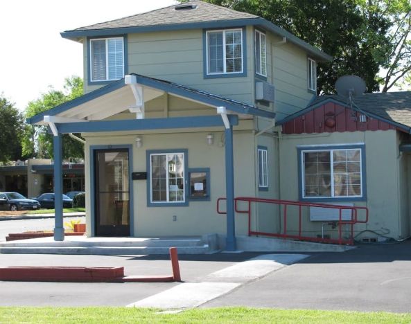 Hotel exterior and parking at North Bay Inn.