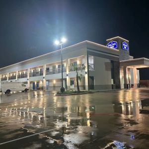 Hotel exterior and parking area at Palace Inn Blue Jones Rd. 