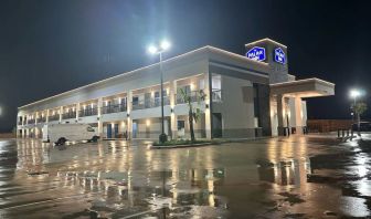 Hotel exterior and parking area at Palace Inn Blue Jones Rd. 