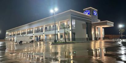 Hotel exterior and parking area at Palace Inn Blue Jones Rd. 