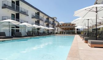 Spacious pool area at Lum Hotel Inglewood.