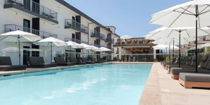 Spacious pool area at Lum Hotel Inglewood.