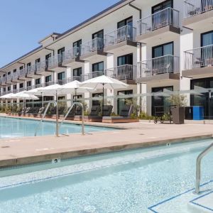 Luxurious swimming pool at Lum Hotel Inglewood.