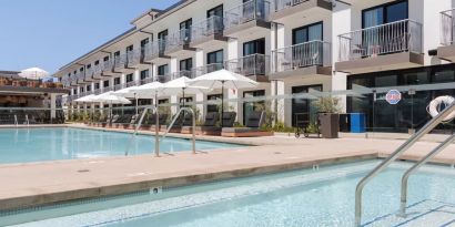 Luxurious swimming pool at Lum Hotel Inglewood.