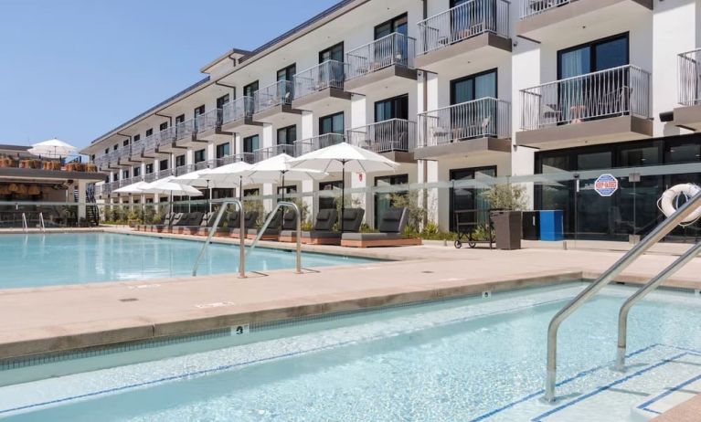 Luxurious swimming pool at Lum Hotel Inglewood.