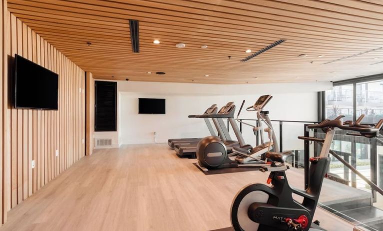 Fitness center at Lum Hotel Inglewood.