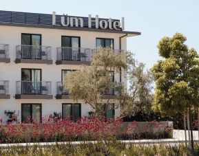 Hotel exterior and parking available at Lum Hotel Inglewood.