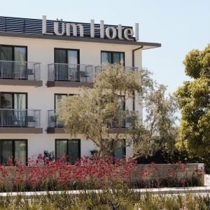 Hotel exterior and parking available at Lum Hotel Inglewood.