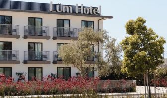 Hotel exterior and parking available at Lum Hotel Inglewood.