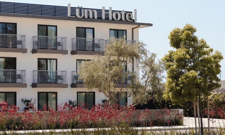 Hotel exterior and parking available at Lum Hotel Inglewood.