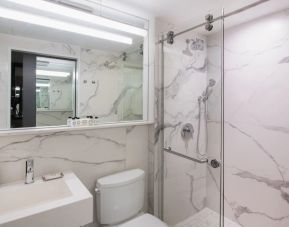 Guest bathroom with shower at Aliz Hotel Times Square.