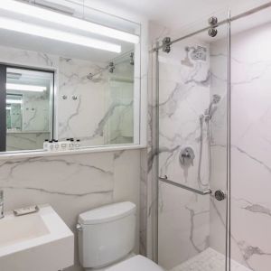 Guest bathroom with shower at Aliz Hotel Times Square.