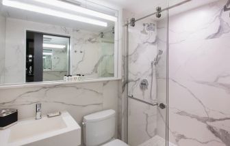 Guest bathroom with shower at Aliz Hotel Times Square.