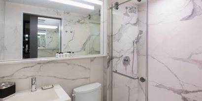 Guest bathroom with shower at Aliz Hotel Times Square.