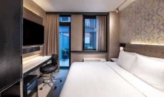 Cozy king room with balcony at Aliz Hotel Times Square.