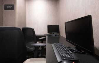 Business center available at Aliz Hotel Times Square. 