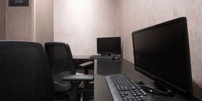 Business center available at Aliz Hotel Times Square. 