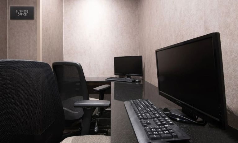 Business center available at Aliz Hotel Times Square. 