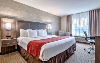 King room with work station at Comfort Inn And Suites Calgary South.