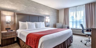 King room with work station at Comfort Inn And Suites Calgary South.