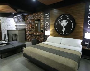 Cozy king room at Victoria Court North EDSA - Caloocan.