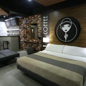 Cozy king room at Victoria Court North EDSA - Caloocan.