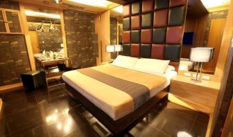 Cozy king room at Victoria Court Las Piñas.