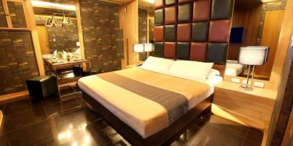 Cozy king room at Victoria Court Las Piñas.