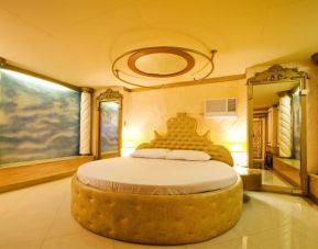 Romantic king room with round bed at Victoria Court Hillcrest.