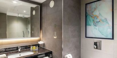 Guest bathroom with shower at Hilton Garden Inn London Heathrow Terminals 2 And 3.