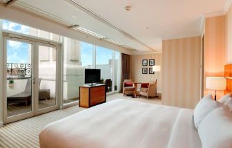 Day use room with natural light at Hilton London Paddington.