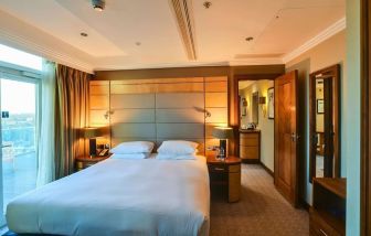 Day use room with natural light at Hilton London Paddington.