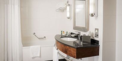 Guest bathroom with shower at Hilton London Paddington.