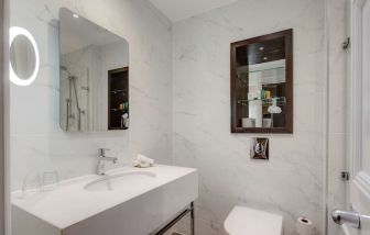 Guest bathroom with shower at Hilton London Euston.