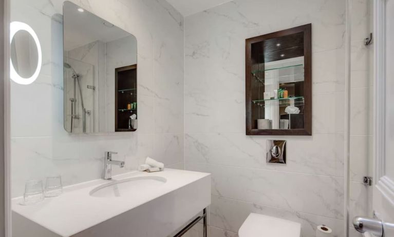 Guest bathroom with shower at Hilton London Euston.