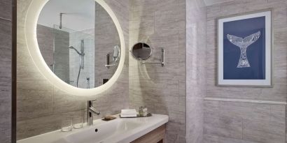 Guest bathroom with shower at DoubleTree By Hilton Hull.