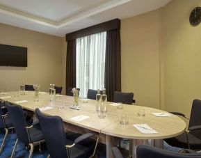 Professional meeting room at DoubleTree By Hilton Hull.