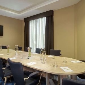 Professional meeting room at DoubleTree By Hilton Hull.